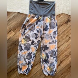 Lululemon Om Pant Mini Art Pop white Multi/ slate